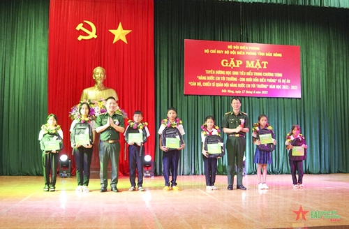 Bộ đội Biên phòng tỉnh Đắk Nông tuyên dương học sinh tiêu biểu trong chương trình “Nâng bước em tới trường”